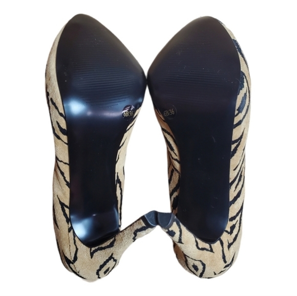 BCBGeneration Camel/Tan Faux Suede Black Tribal Parade2 Pointed Toe Heels size 6 - Picture 4 of 6